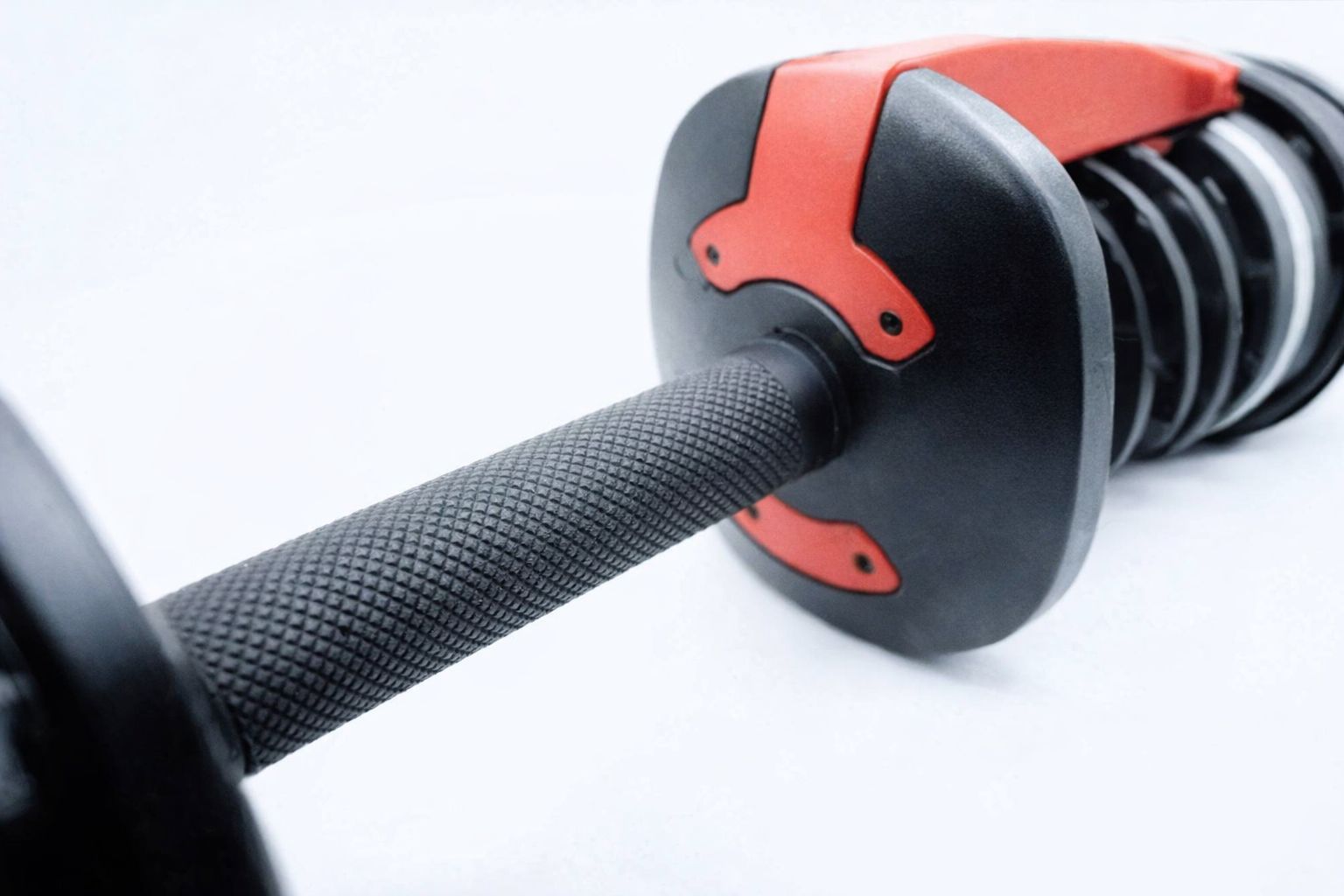 Close-up van een zwarte metalen handgreep met een gekartelde textuur.